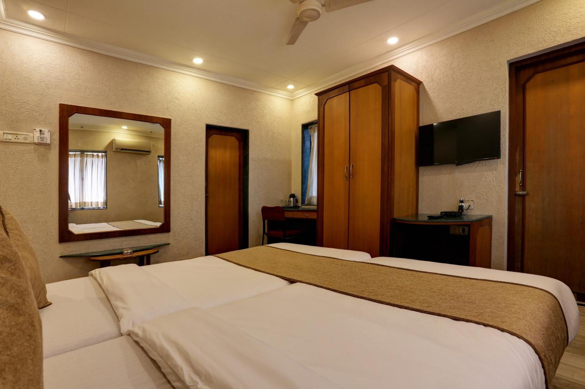 Accord Hotel Mumbai Exterior photo