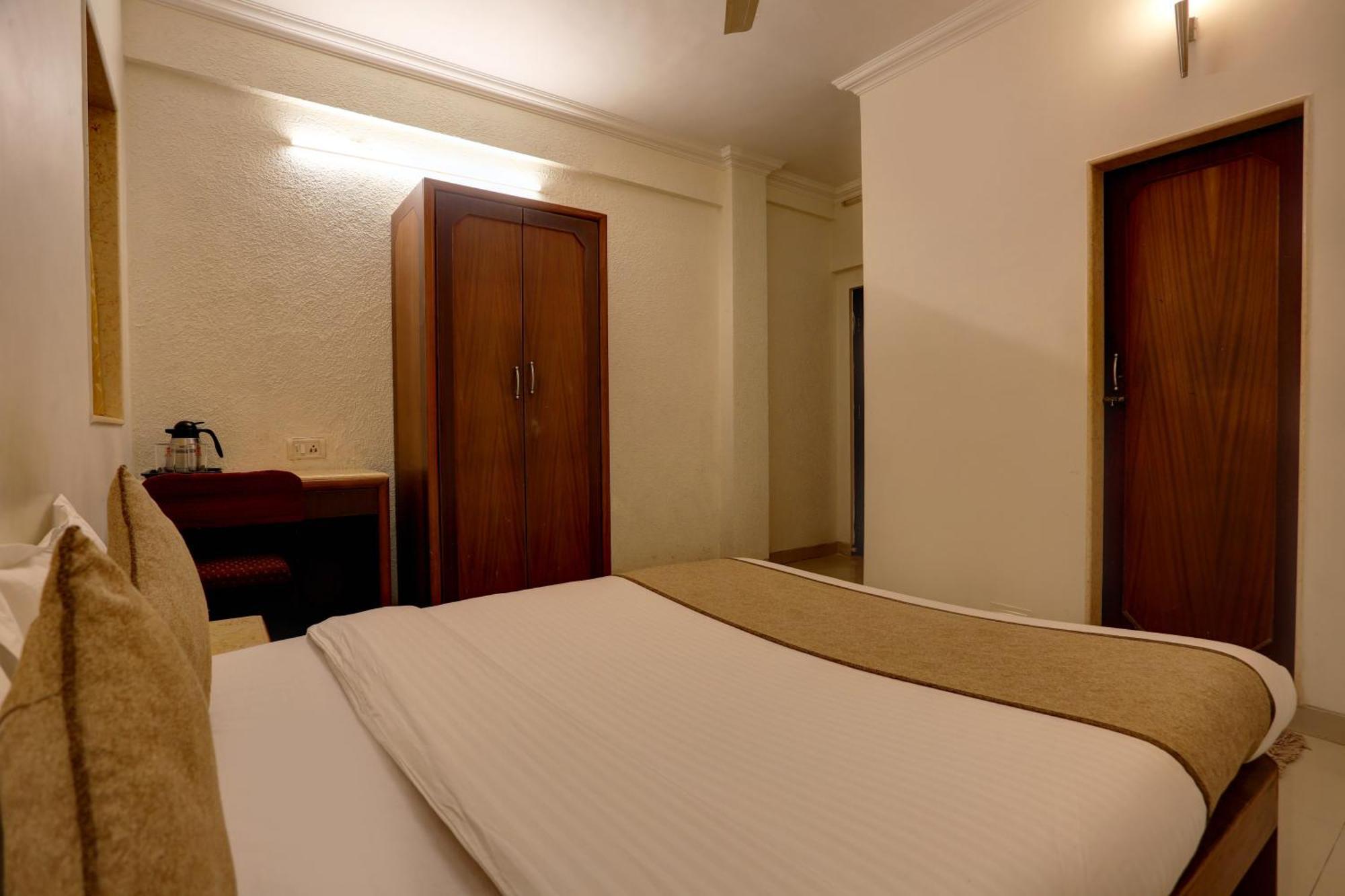 Accord Hotel Mumbai Exterior photo